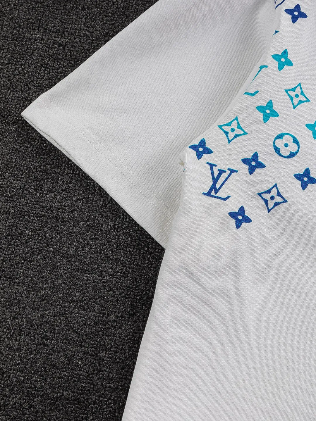🅿️210 Louis Vuitton 1V micro-wide version S-Xl 25SS LV new product counter catwalk style, heavy letter embroidery stitching colorful print on the chest 🪡 Embroidered logo, same style for men and women! Short-sleeves are not the same as the general public, but must be unique and eye-catching. This LV short-sleeves is all about quality, comfort, consistent style, fashion, including fabrics and cutting techniques, all of which have been made with great effort! 320 grams of washed pure cotton fabric, pure cotton is breathable, very refreshing and comfortable for daily wear. The rib knitting on the neckline is smooth and tight, and the neckline will not be skewed if you toss it at will. The loose version, you will find that it looks really good on the upper body. The overall is minimalist and neat, super versatile for daily use! Pair it casually with a pair of pants for a youthful look. A T-shirt will make your outfit crazy. It is a fashionable item that can never go wrong! Color: Black White Size: S-XL Size chart: S: Shoulder width 50-Bust 54-Length 70 M: Shoulder width 52-Bust 56.5-Length 72 L: Shoulder width 54-Bust 59-Length 74 XL: Shoulder width 56-Bust 61.5-Length 76